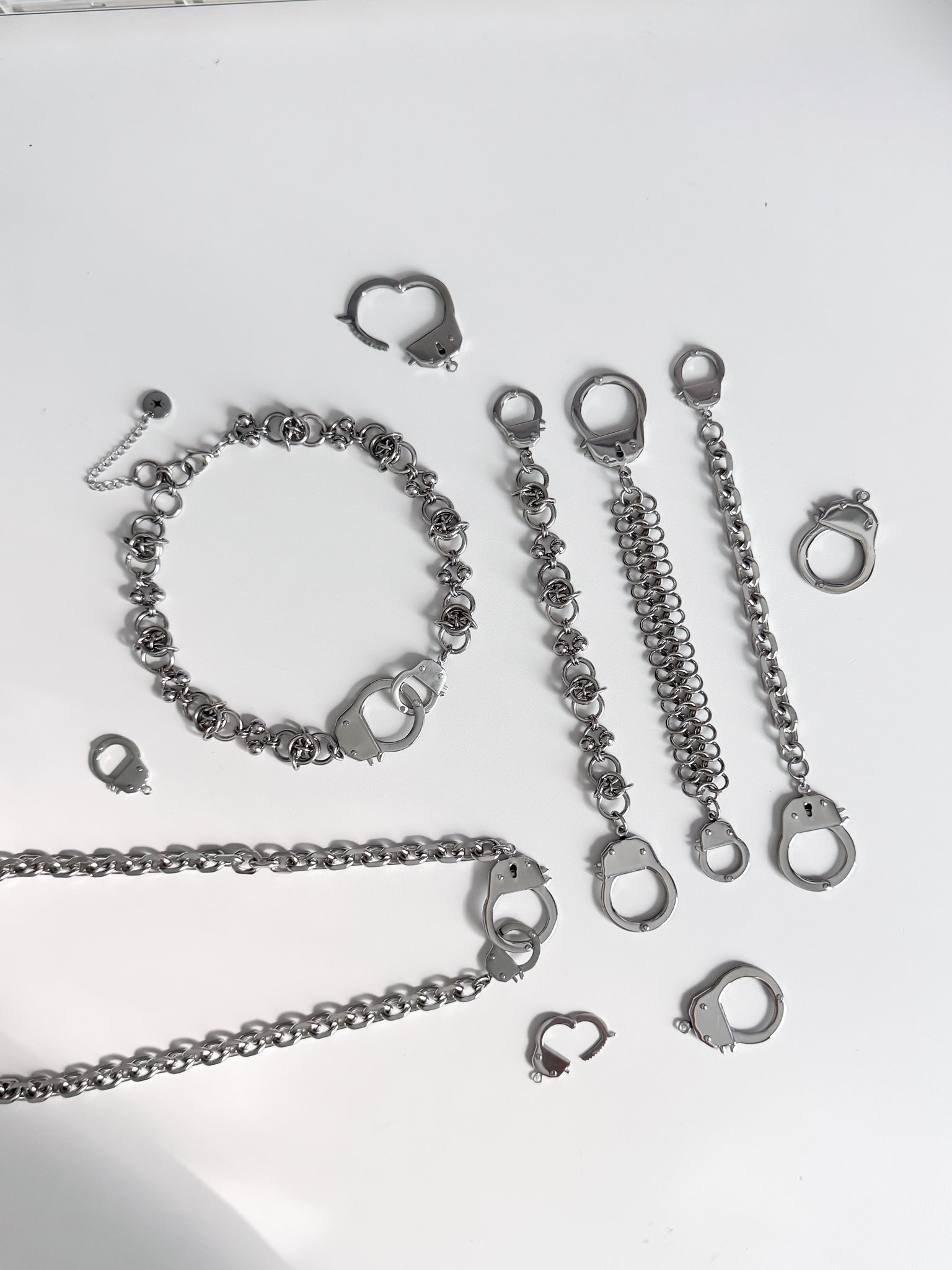 Hand Cuff Choker